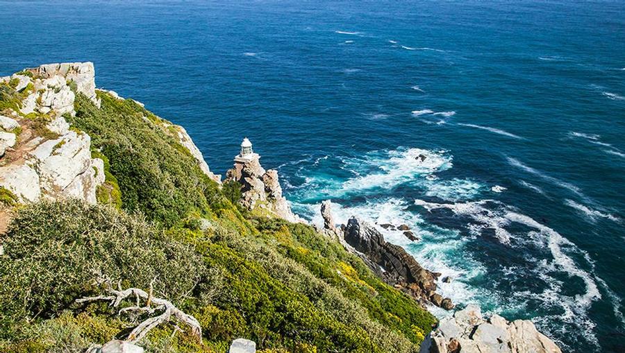 A scenic view of a mountain and the ocean in Cape Town.